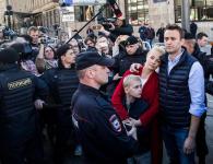 «Всё было так хорошо, пока не появился…» Пришедший на митинг против сноса домов Навальный снова стал мемом